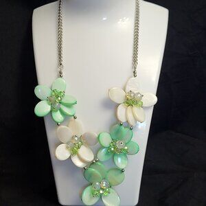 Unbranded ~ Bold Green and White Flower Necklace ~ Excellent Condition